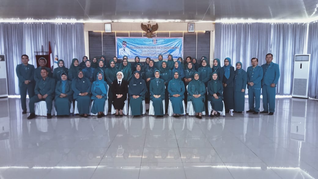 Bupati Ayu Asalasiyah,S.Ked.,Melantik PengurusTP PKK Kabupaten Way Kanan Masa Bhakti 2025-2030