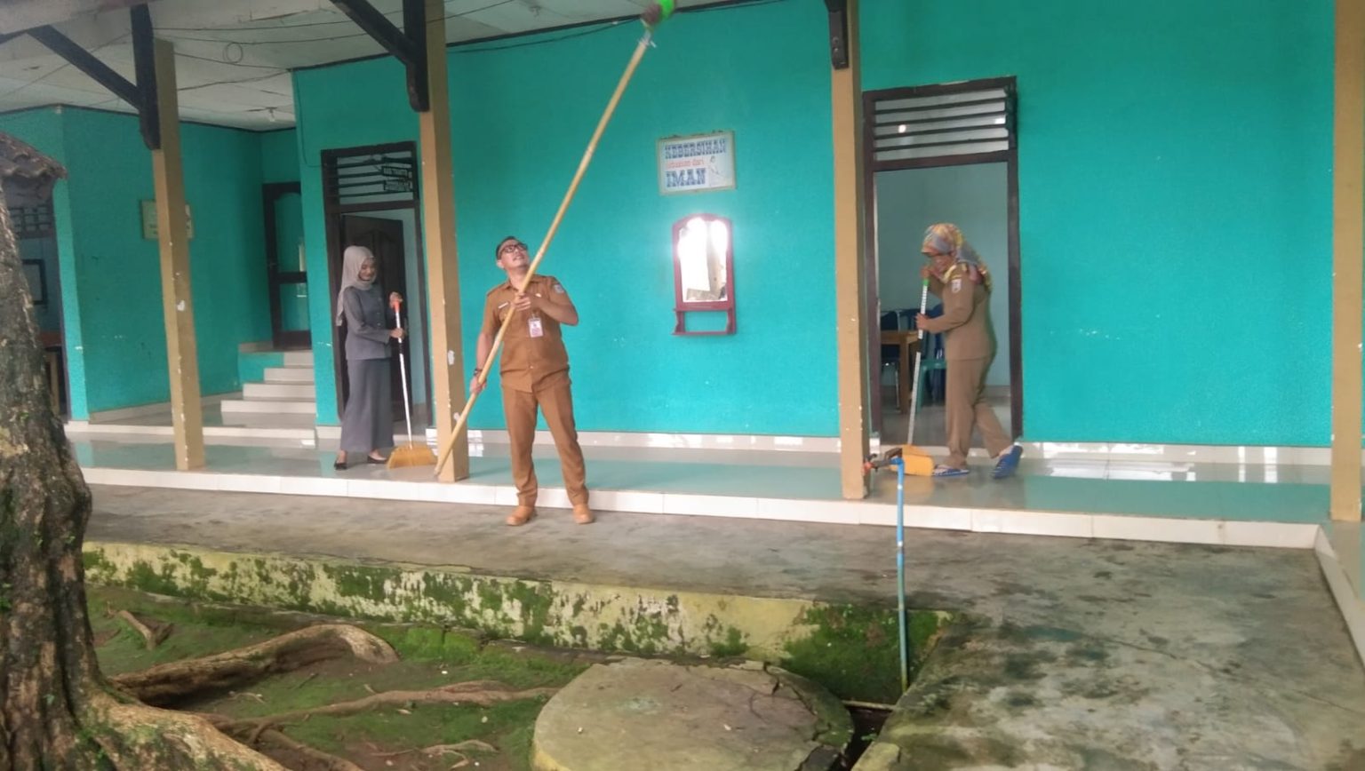 Camat Kasui Camat Kasui bersama jajaran dan seluruh staf Kecamatan Kasui melaksanakan kegiatan gotong royong
